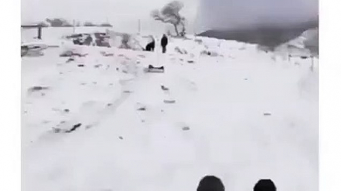 Ces enfants ont été sauvés par cet homme qui était au bon moment