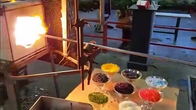 La fabrication des boules de Noël à Passavant-la-Rochère