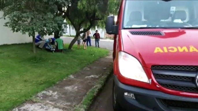 Jovem fica ferida ao sofrer queda de moto no Bairro Santo Onofre