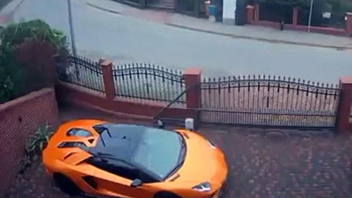 Pris en flagrant délit en train de rayer une Lamborghini