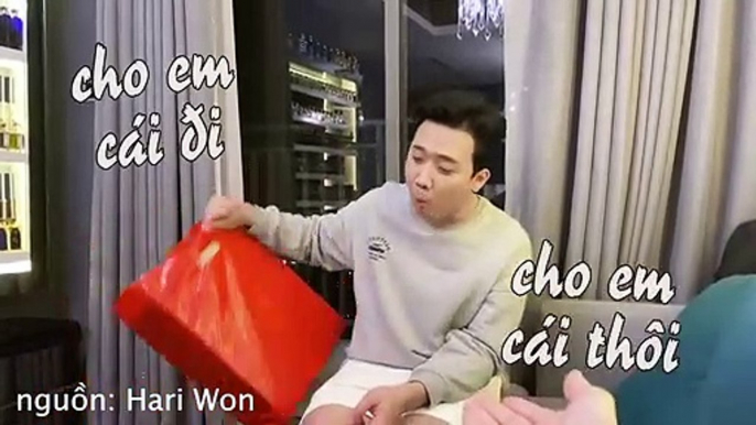 Trấn Thành "đập hộp" giày hiệu. Nguồn: Hari Won.