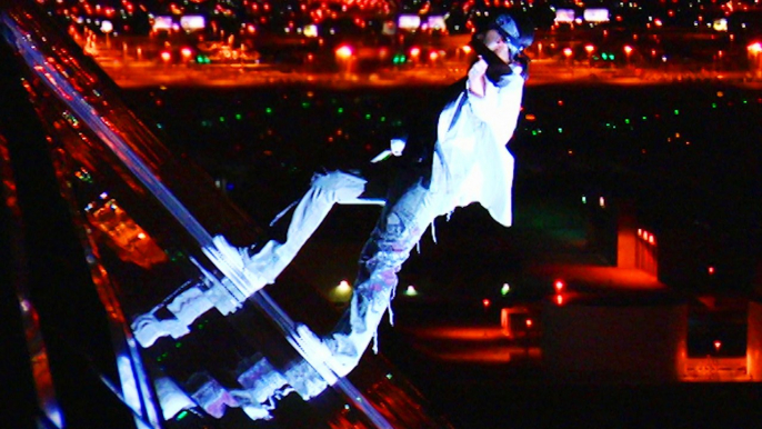 Criss Angel Mindfreak: Criss Walks up Las Vegas Luxor Hotel