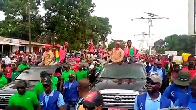 Le cortège continue de drainer des foules dans la rue