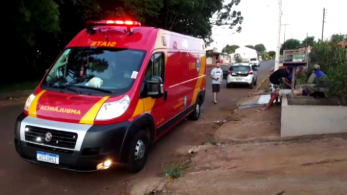 Motociclista bate em mureta e garupa é socorrido pelo Siate, no Bairro Floresta