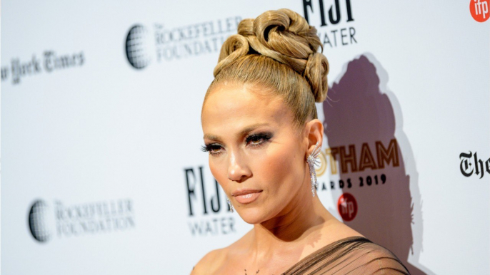Jennifer Lopez Wears Versace-Inspired Manicure