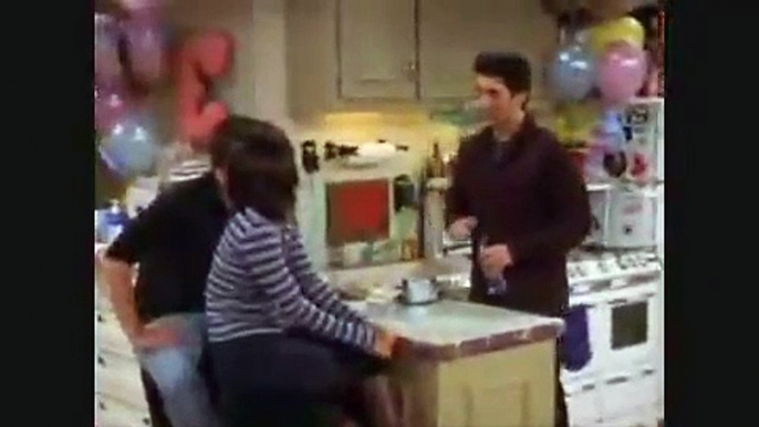 Friends: 17 ans plus tard, Emma, la fille de Ross et Rachel, répond avec humour à la blague de Chandler - VIDEO