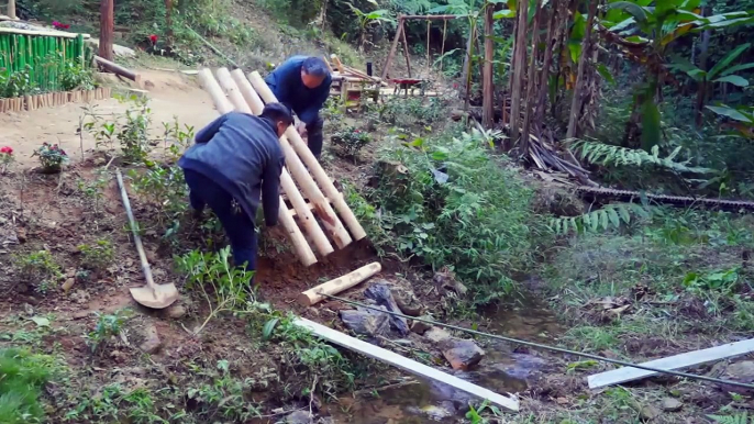 Ce vieil homme construit un pont en bois de ses mains !