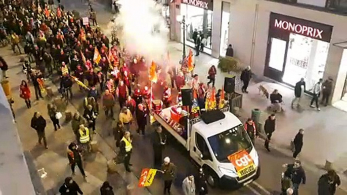 Manifestation avec DJ et sono contre la réforme des retraites à Avignon