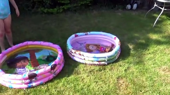 Disney Princesinha  Sofia  - Sophia, Isabella e Alice Brincando na Piscina com os Brinquedos da Princesinha Sofia