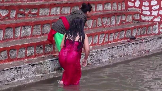 #Open Bath Nepali women culture Nepal // Nepali women open bath bagmati river 2020// Nepali women open bath sali nadi 2020// devghat snan Nepali women sali river // Nepali open holy bath 2020//sali nadi devghat bath holy// Bagmati nadi snan open