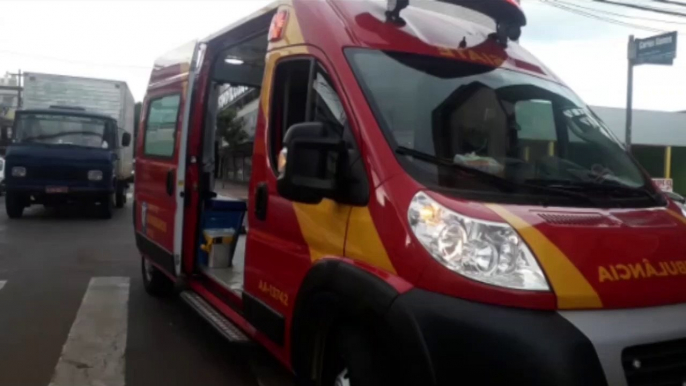 Homem é socorrido pelo Siate após sofrer queda na Rua Rio Grande do Sul