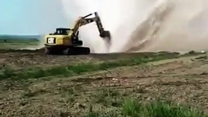 Cet ouvrier a percé une canalisation avec son bulldozer !