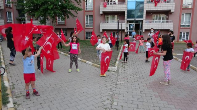 Van, Bitlis, Muş ve Hakkari'de saat 19.19'da İstiklal Marşı okundu