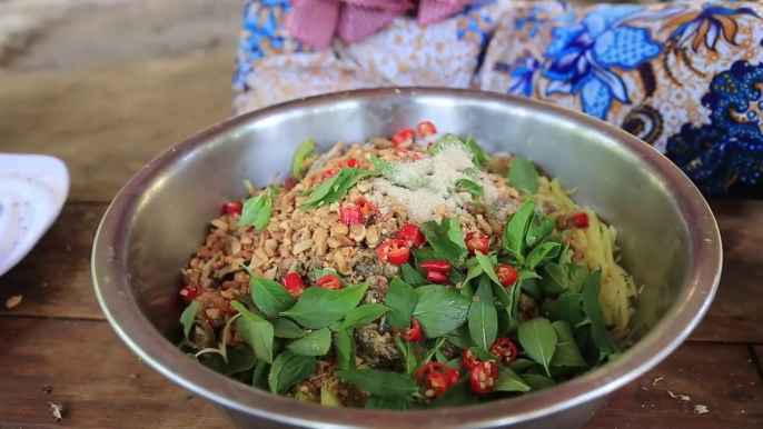 Cambodian food - Dried fish with mango salad - ញ៉មស្វាយត្រីអាំង - ម្ហូបខ្មែរ