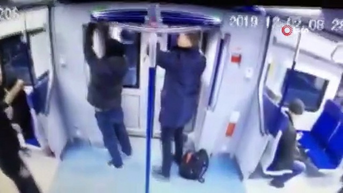 Yanlış metroya binen adam, hareket hâlindeyken dışarı atladı