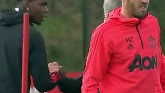 DIRECT !La vidéo du début d'entraînement à Manchester United montre le froid entre le champion du monde Paul Labile Pogba et José Mourinho C'est chaud. Pogba au Barça ?