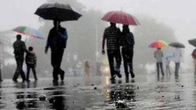 Rains lash parts of Delhi and Noida, 14 flights diverted