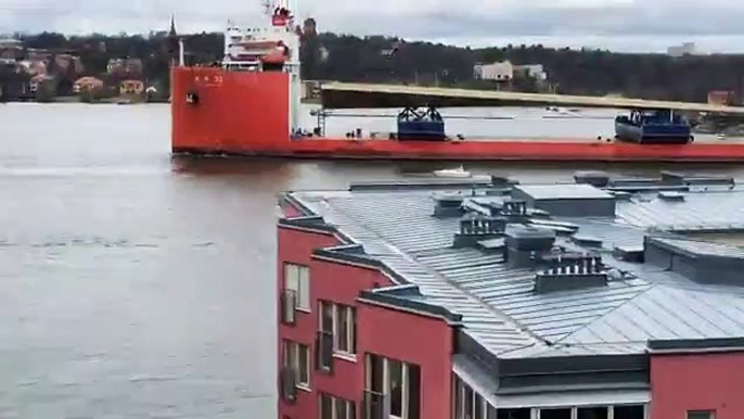 Suède : Après un périple maritime de plus de deux mois, le "pont doré" qui va relier deux îles de la capitale est arrivé - VIDEO