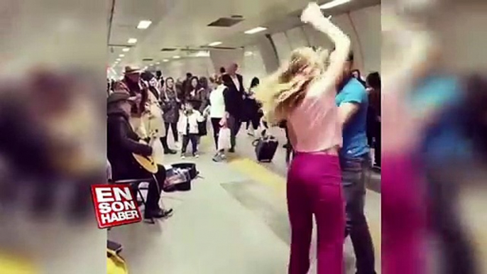 İstanbul Metrosunda müzik yapan insanlara danslarıyla eşlik eden çift