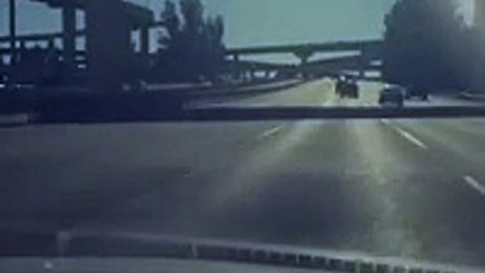 Il croise une voiture télécommandée qui roule sur l'autoroute aussi vite que les voitures