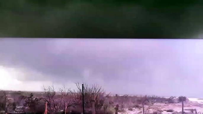 La foudre fait fuir un chasseur de tornades