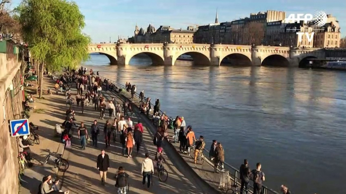 Paris: les quais de Seine et les Buttes-Chaumont bondés malgré le coronavirus