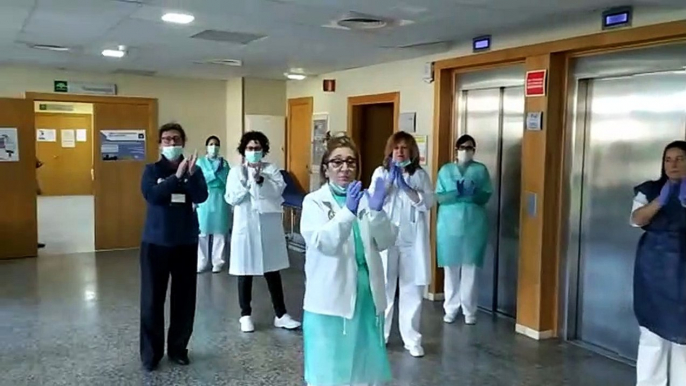 Sanitarios de un hospital de Huelva aplauden a la responsabilidad de los ciudadanos de no salir de casa