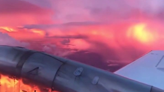 Un passager filme un magnifique orage depuis un avion