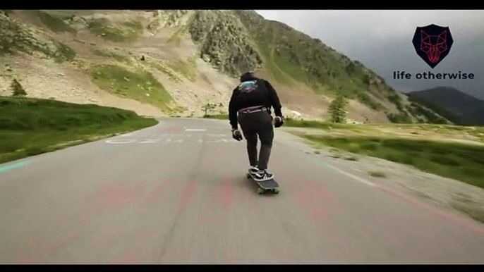 Raw Run with a skateboard that travels at 100 km / h to watch