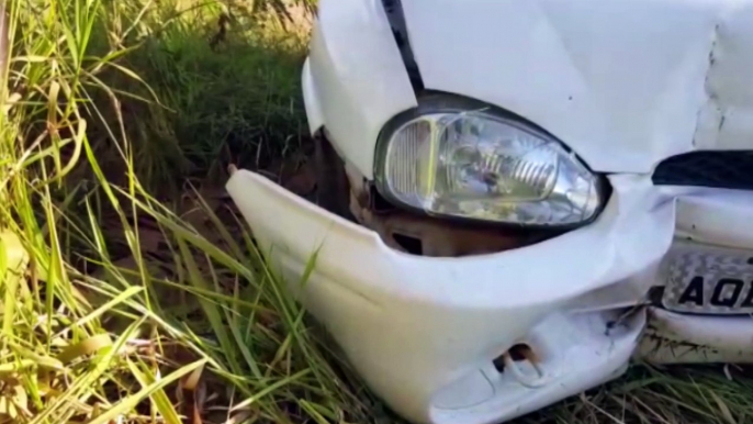 Homem fica ferido após carro bater contra poste no Sanga Funda