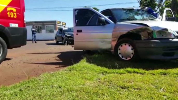 Carros batem e duas pessoas são socorridas na Av. das Pombas