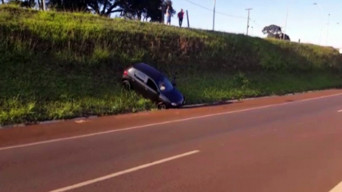 Motorista perde controle e carro fica ‘pendurado’ às margens da PRc-467