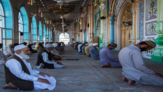 Pakistan Coronavirus Lockdown Is Thwarted by Imams as Ramadan Nears