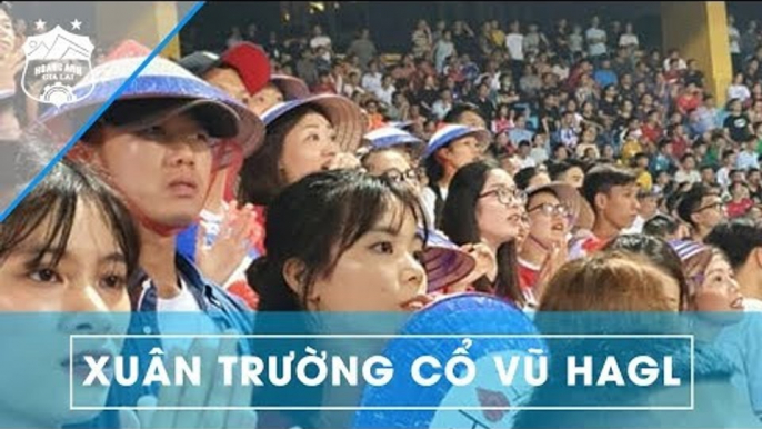 Xuân Trường hòa mình trên khán đài cùng NHM, cổ vũ hết mình cho HAGL | HAGL Media