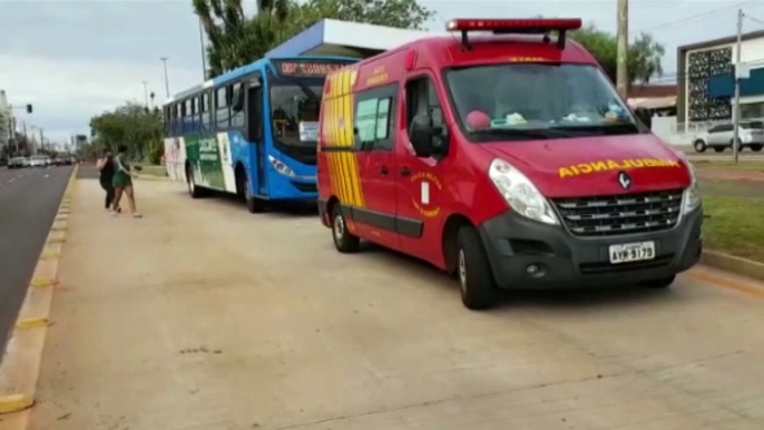 Idosa é socorrida após sofrer queda dentro de ônibus do transporte coletivo