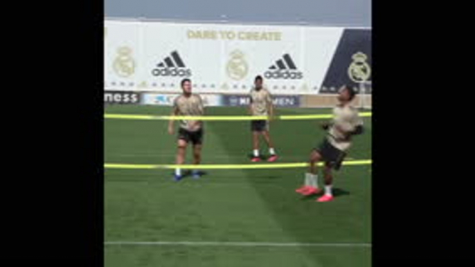 Rondos y fútbol-tenis en el entrenamiento del Real Madrid