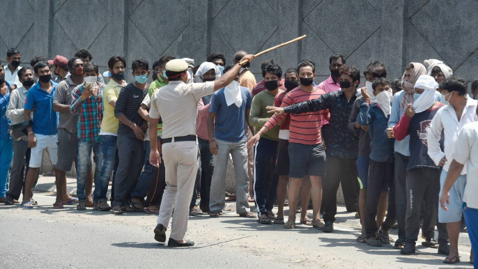 50 News: Huge crowds seen outside Delhi liquor shops