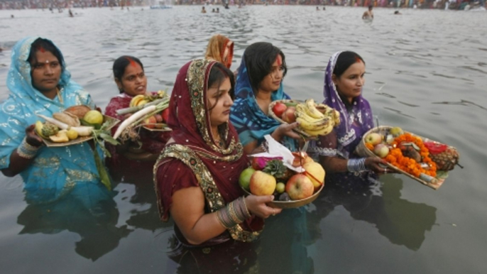 Chhath Puja 2017: Devotees offer 'Argh' to rising sun across India