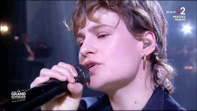 Les téléspectateurs bouleversés par l'hommage de Christine and The Queens, en chanson, au chanteur Christophe hier soir sur France 2 dans le "Grand échiquier"