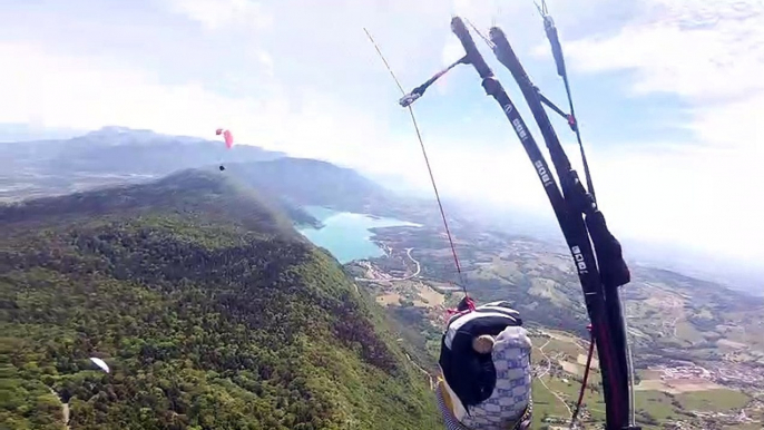 2 parapentes se rentrent dedans en plein vol !