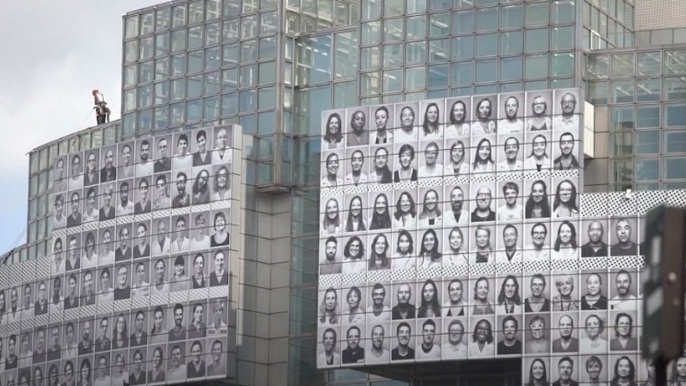 À Paris, une fresque de 500 portraits de soignants est exposée sur l'Opéra Bastille