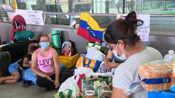 Turistas venezolanos acampa en Barajas para pedir una solución para su repatriación