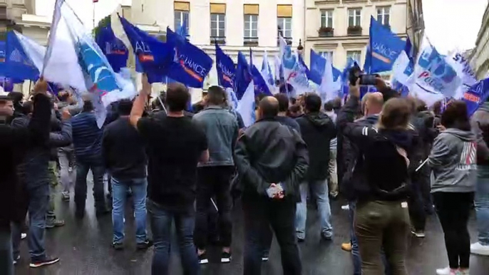 Des policiers en colère entonnent la Marseillaise devant le Ministère de l’Intérieur à Paris après avoir manifesté sur les Champs-Elysées - VIDEO