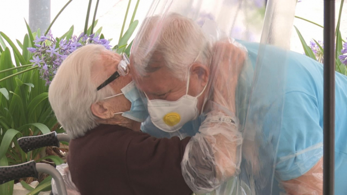 Un "arco de los abrazos", la idea de una residencia de ancianos para poder abrazarse