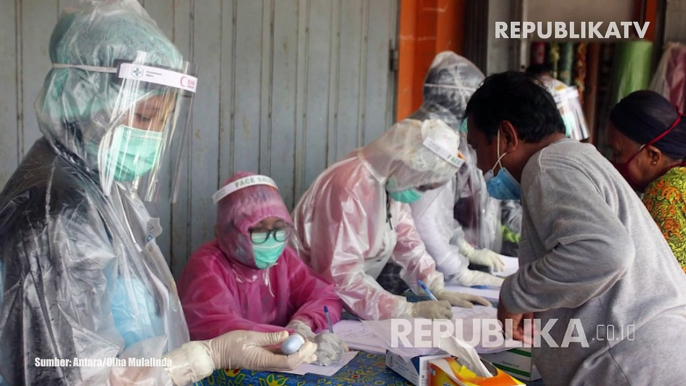 Dokter patologi klinik menunjukkan cara kerja alat Polymerase Chain Reaction (PCR) di Ruang Ektraksi DNA dan RNA Laboratorium Mikrobiologi RSUD Sidoarjo, Jawa Timur.