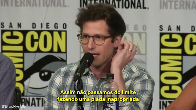 Elenco de Brooklyn 99 fala sobre como é o processo de criação dos episódios que abordam assuntos mais sérios.