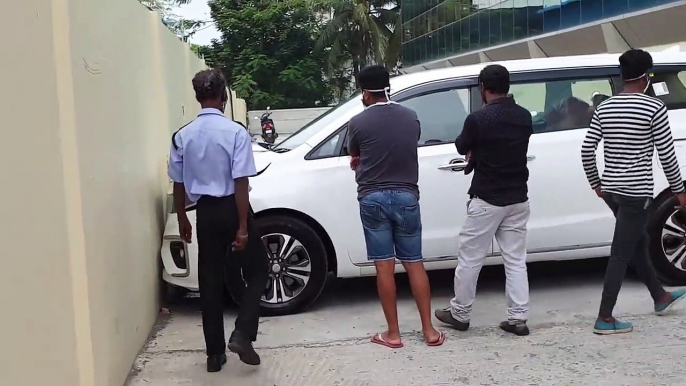 Cliente vai levantar carro zero quilómetros ao stand e à saída "borra a pintura"