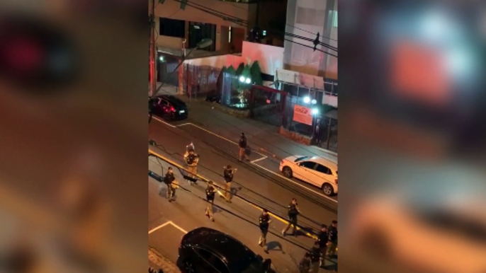 Banda da Polícia Militar faz marcha com show pelas Ruas de Curitiba