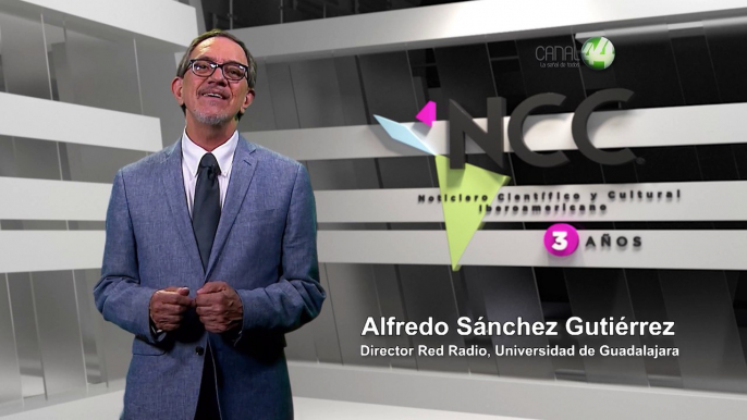 Alfredo Sánchez, director de Red Radio Universidad de Guadalajara, felicita a los miembros de NCC Radio