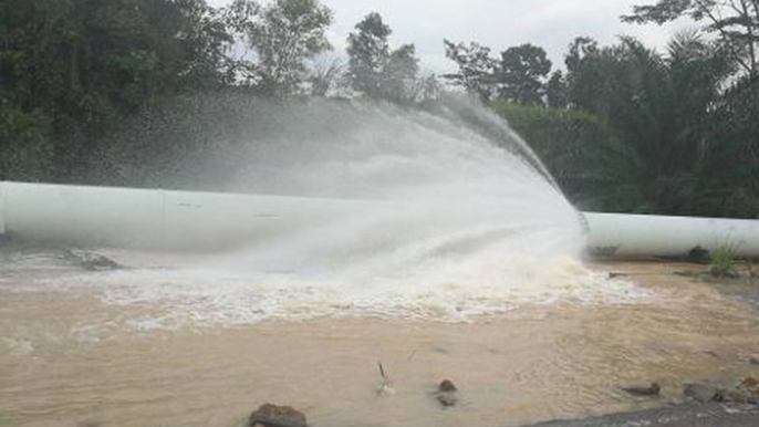 Burst water pipe results in partial flood on Pasir Gudang Highway